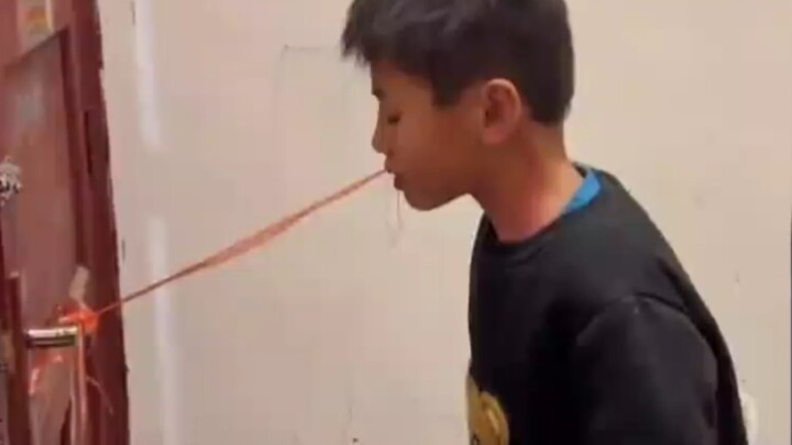 Cha mẹ nhổ răng cho con theo nhiều cách khác nhau, tập trung vào thực tế là rất khó để ngăn chặn # n