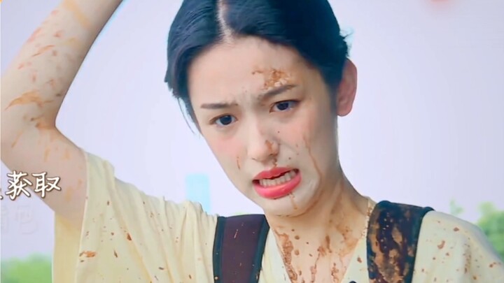 Kenapa ada orang yang berantakan kena cipratan lumpur tapi tetap semangat banget! Malah bisa bikin o