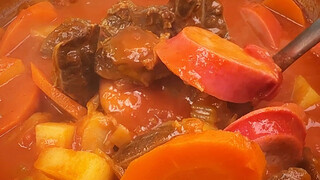 اتضح أنه ما إن تضع جميع المكونات في قدر واحد وتُطهى معًا، حتى تتحول إلى واحدة من أشهر ثلاثة حساءات، 