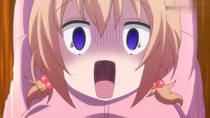 A group of people pretended to be zombies, scaring the heroine to run away with her sleeping bag