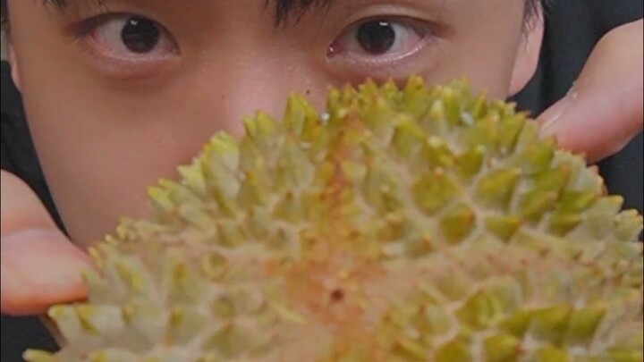 Durian Musang King 68 RMB per biji? Cowok ganteng coba dulu!