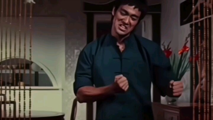 我住在新界很少出城。因为我天天练拳！直拳！挂拳！勾腿！侧踢！