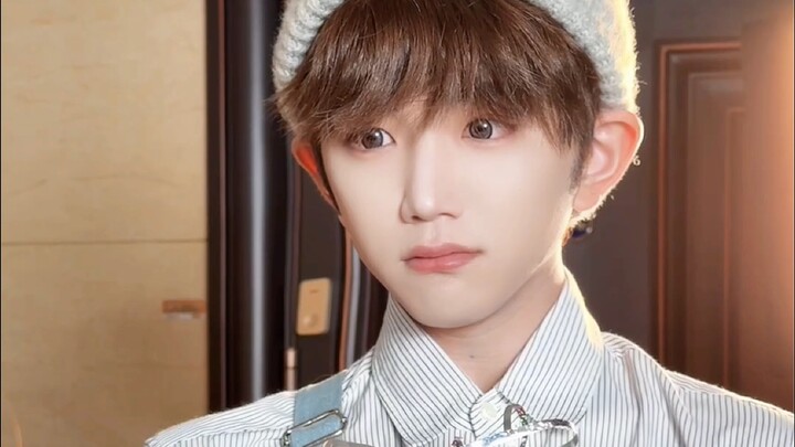 Di apartemen yang disewa bersama, wanita dewasa yang dominan merayakan ulang tahunnya, sementara rem