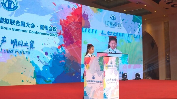 Bài thuyết trình toàn bằng tiếng Anh của cô học sinh tiểu học, ngay khi cô ấy cất lời, tôi lập tức n