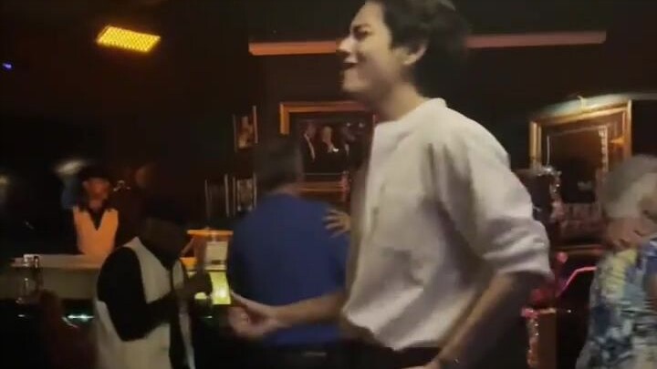 Jin Tae-hyung's latest Instagram update: Wanna dance together? (2022.4.2)