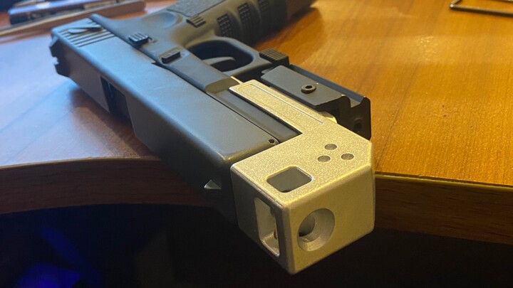 Rem baru dari Glock yang mengeluarkan cangkang tidak menghalangi laser. Itu masih dimodifikasi. Tida