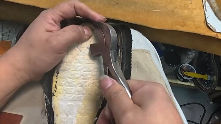 Góc nhìn thứ nhất đưa bạn trải nghiệm chân thực một ngày của thợ sửa giày