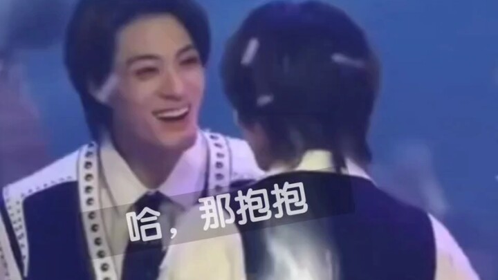 Hanya kalian, NCT, yang begitu terkejut saat bertemu rekan satu tim di atas panggung—sama sekali tid