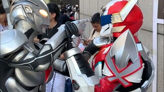 Di pameran komik, Noah coser mendidik Xingtian coser