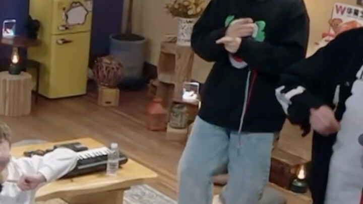 【Zhang Yuan】Please enjoy "A Peach Blossom Romance Fell From the Sky," kindergarten dance performance