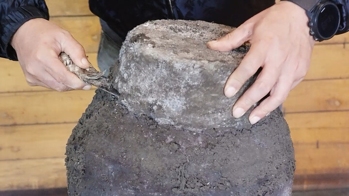 الزبائن يفتحون جرة نبيذ هوا دياو لعام 2004، ويخرجون الدفعة التي تحتوي على أكبر كمية من النبيذ الفاسد