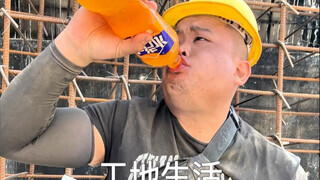 Makan semangkuk besar Lau Xi, disantap bersama ceker ayam kecil, sekali lagi makanan yang nikmat～Aya