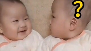 Netizens shared that whenever the twin sister is about to cry, the younger sister will laugh beside 