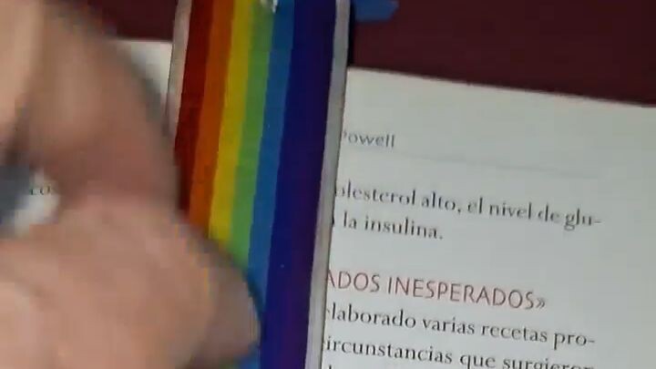 Arcoíris en marca páginas de resina