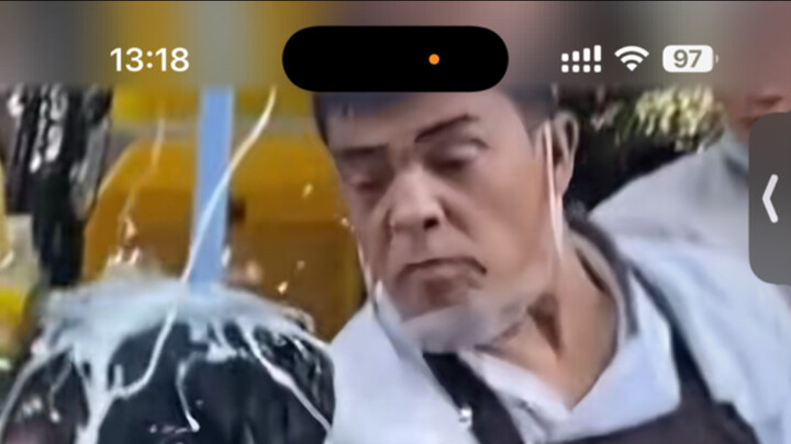 น้ำแข็งไสคัชการ์ เสิร์ฟให้คนเดินผ่านได้ชิมฟรีแบบสุ่มหลายราย