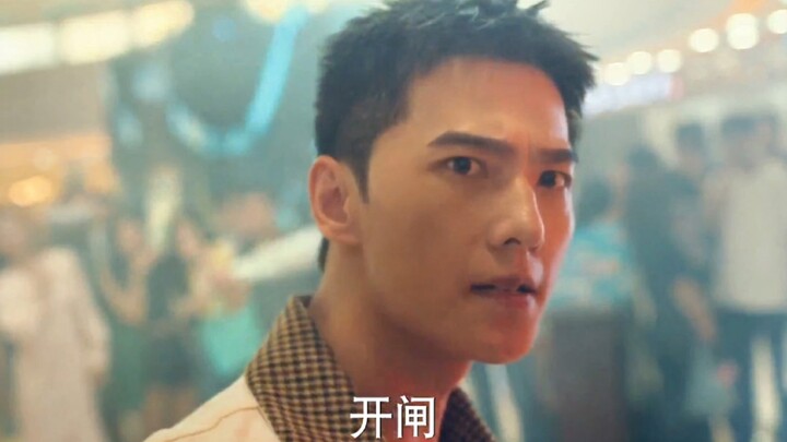 Couple on a Date Encounters a Fire—Work in Perfect Sync to Extinguish It with Coke!