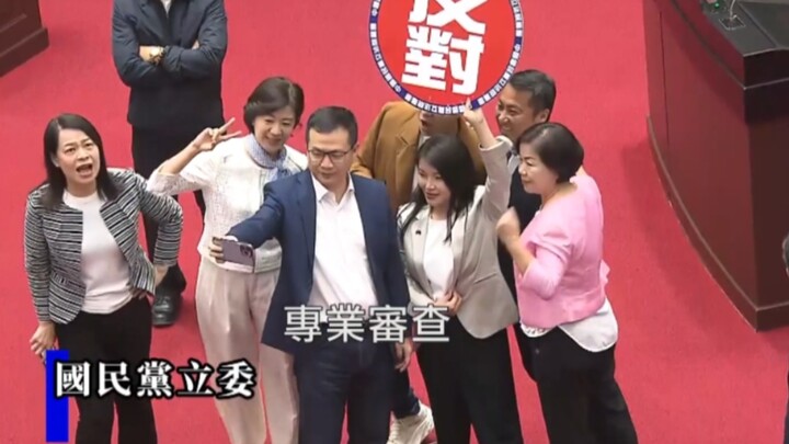 今天"立院"不送礼，KMT胜利来合影🤳