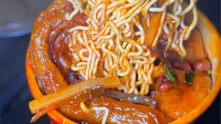 الجمع بين النودلز الفورية وفطيرة الحلزون فتح الباب لعالم جديد!