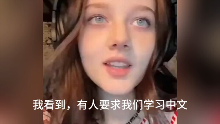 I can’t stop laughing—this American girl is learning Chinese, and the scene is absolutely hilarious!