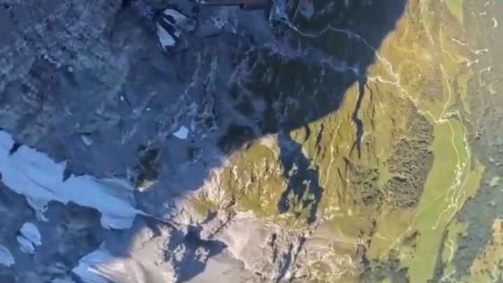 قال أحد الأصدقاء أنه سيقفز من على الجرف حتى يلفت انتباهي