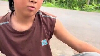 妈妈的老家让儿子大开眼界，走在路上陌生人硬塞100元！！