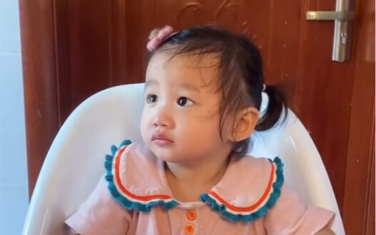 今天没有吃饭视频了 一起来看看露妍小时候吧