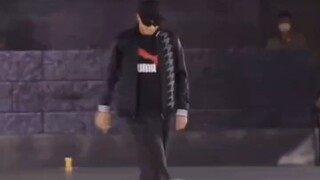 الفنان الكبير في عالم الرقص الحضري، صلاح، كم شخص في العالم يمتلك مثل هذا التحكم والتطوير الجسدي؟