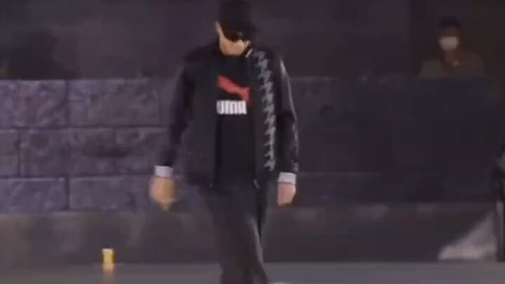 الفنان الكبير في عالم الرقص الحضري، صلاح، كم شخص في العالم يمتلك مثل هذا التحكم والتطوير الجسدي؟