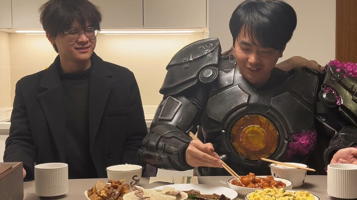 After a busy year, the very first thing Officer Wei did upon returning home for the Spring Festival 