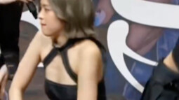 loco的dance break她直接往地哐哐一跪这么多场巡演伴舞都有护膝 我才意识到她只是个二十多岁的女孩子因为舞台而落下的伤 #申留真