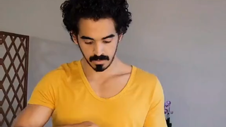 有点性感，有点搞笑，又有点生理不适哈哈哈