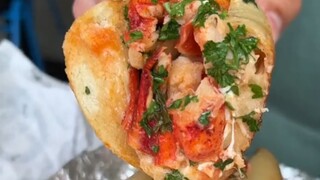 Menikmati gulungan lobster khas di New Jersey