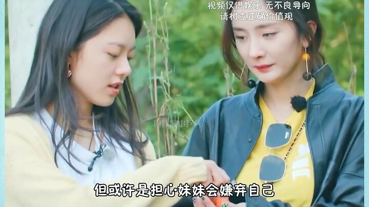 Only after Zhao Jinmai chowed down on the strawberry that Yang Mi had already taken a bite out of di