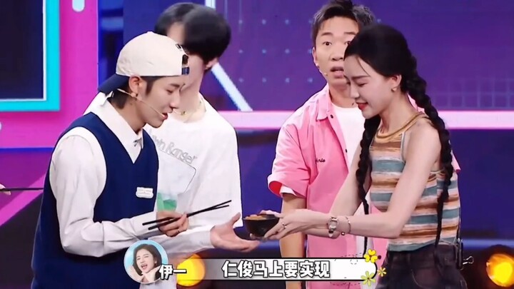 Renjun finally gets to enjoy snail noodles, and when adding chili, Lele says: "If you're a man, put 