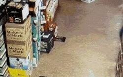 ผู้ชายพยายามคว้ากล่องเบียร์แล้วพบว่ามีรู