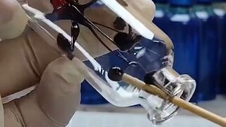 رميها على جانب الطريق ولا أحد يجرؤ على التقاطها