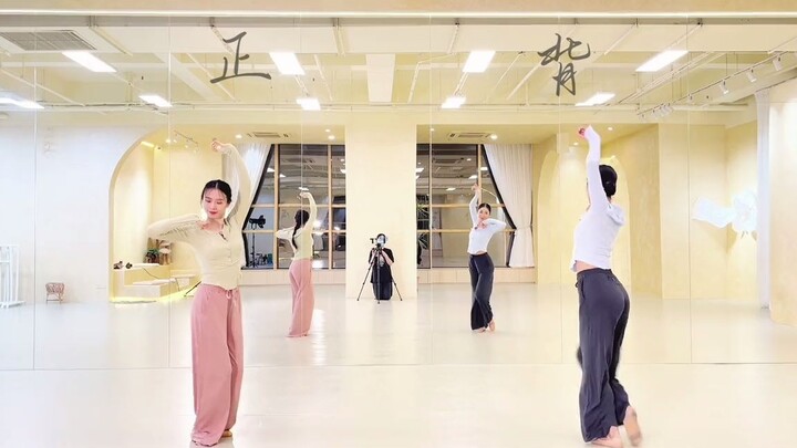 "Hu Xuan Nu" là một màn trình diễn dài 7 phút. Các em không thể từ chối ăn những món mình cho vào mi