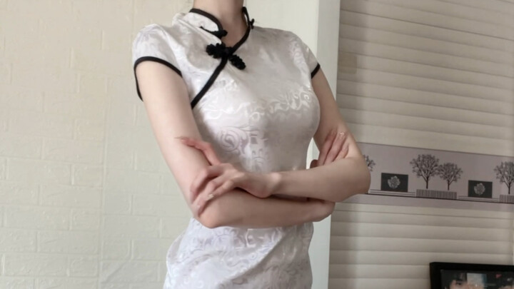 Mencoba Cheongsam dengan Kamera Asli