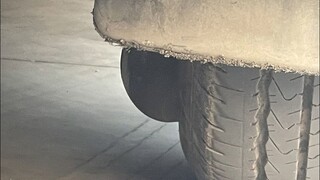 The outrageous failure encountered by the auto mechanic, the tire is bulging