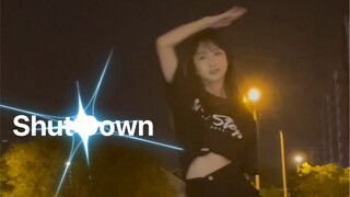 Female college students dance on the playground during the lockdown, but the single straight-shot ve