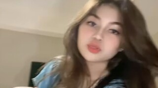 Adem banget ya liat nya pakai baju daster putih lagi 🥵🥵