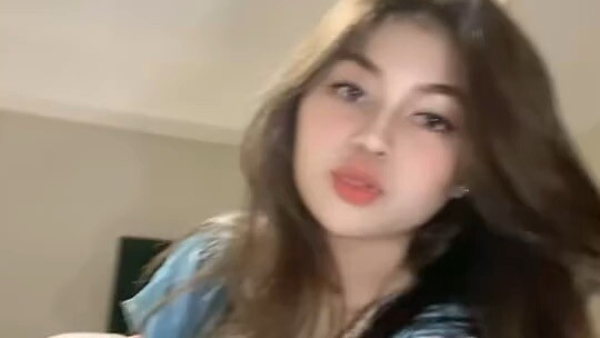 Adem banget ya liat nya pakai baju daster putih lagi 🥵🥵