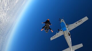 顶碗人四千米高空跳伞，希望引波大的😚😚