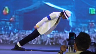 Michael Jackson's "Crime Master" was unexpectedly seen in Wanda Plaza, tilted at a 45-degree angle a