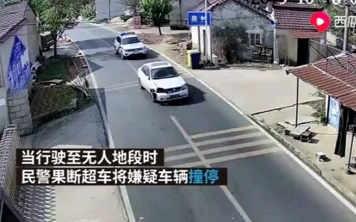 Ba tên trộm lái xe bỏ chạy với tốc độ 140 km/h, cảnh sát lao xe đâm chặn lại!