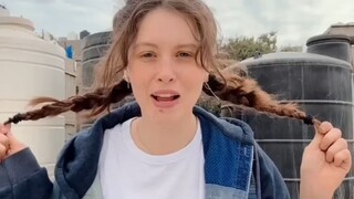 لا أستطيع غسل شعري بعد الآن! الشابة الفلسطينية تتحدث بأكثر العبارات حزناً وبأسف، لكن بنبرة مليئة بال