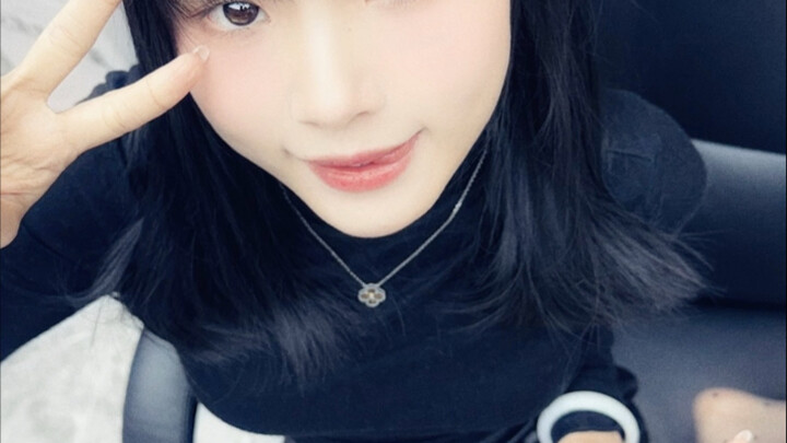 Foto-foto anime kolega perempuan.