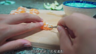 把橘子肉一颗一颗取出来，然后当成鱼子酱一勺勺的吃，太过瘾了