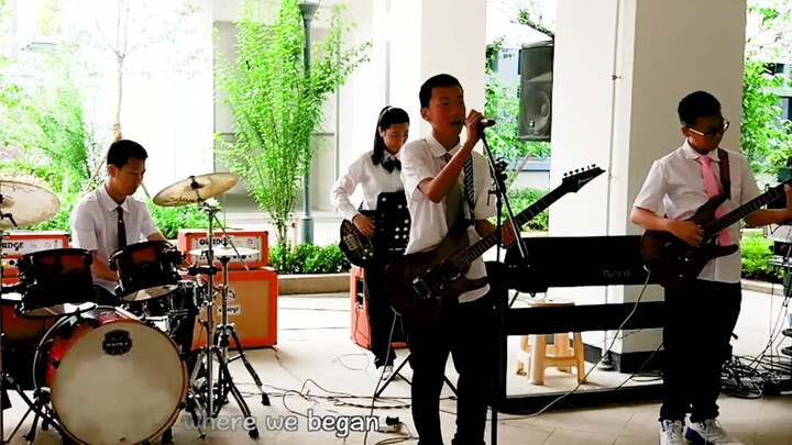 [Music][Live]A teenage band sings <Angel> on the school aisle