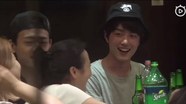 [Xiao Zhan] เซียวซานดูมีน้ำนมมากเกินไปเมื่อเขาเมาใช่ไหม?